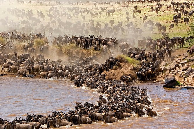 3-day Masai Mara Safari Tour to see the big five and wildebeest migration - Leaving Nairobi for the Great Rift Valley