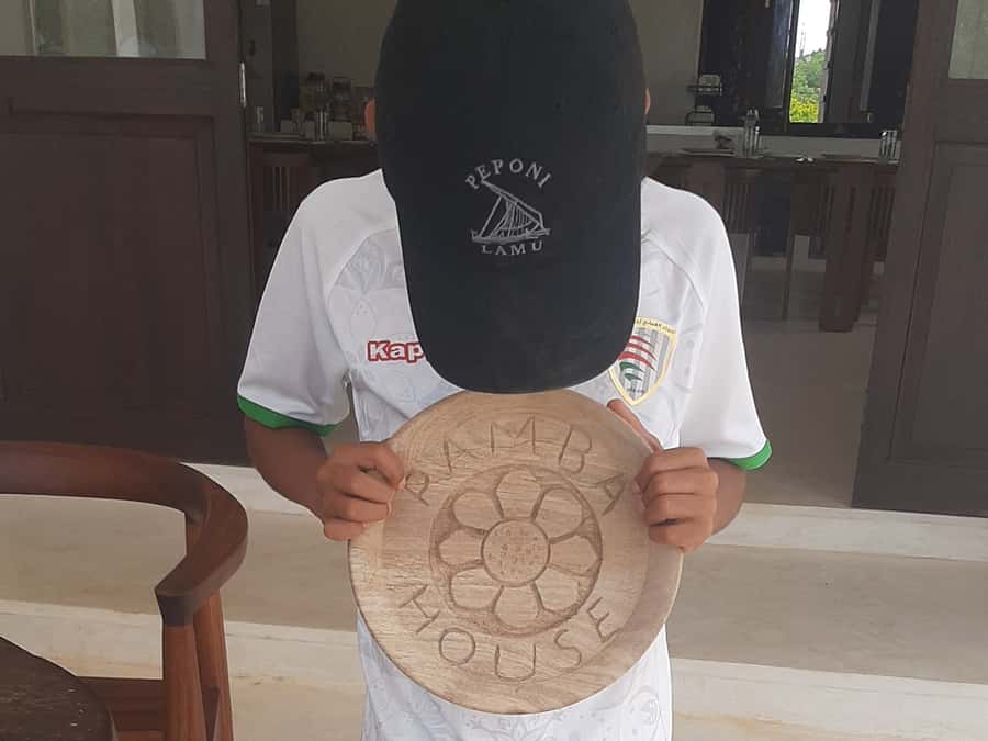 Beginner Swahili Woodcarving Classes with Woman Woodcarver - Making a souvenir instead of buying one