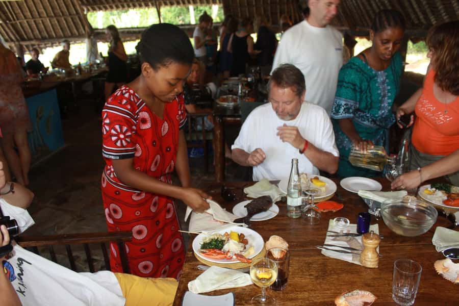 Diani Beach: Kisite Marine Park Dhow & Snorkeling with Lunch - Safety, comfort, and the crew