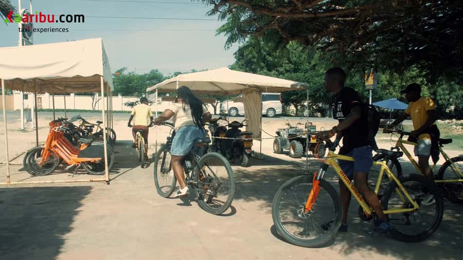 Diani Beach: Village tour on a bike with hotel pick-up - Ukunda by bicycle: a closer view of local streets