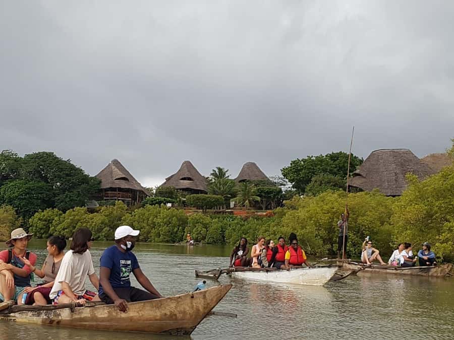 mangrove tour - Boarding the traditional canoe