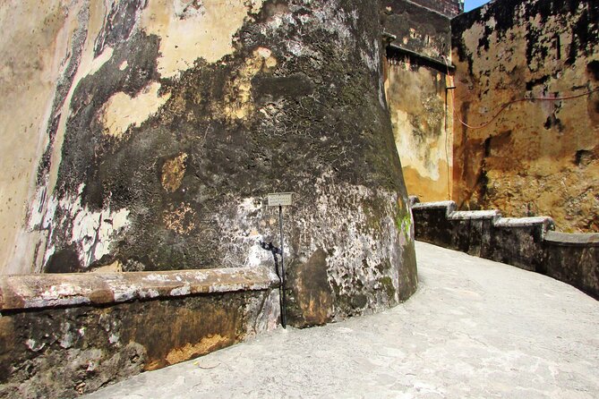 Mombasa City Tour - Fort Jesus, Old Town, Spice Town & Craft - Watching Akamba artisans at work