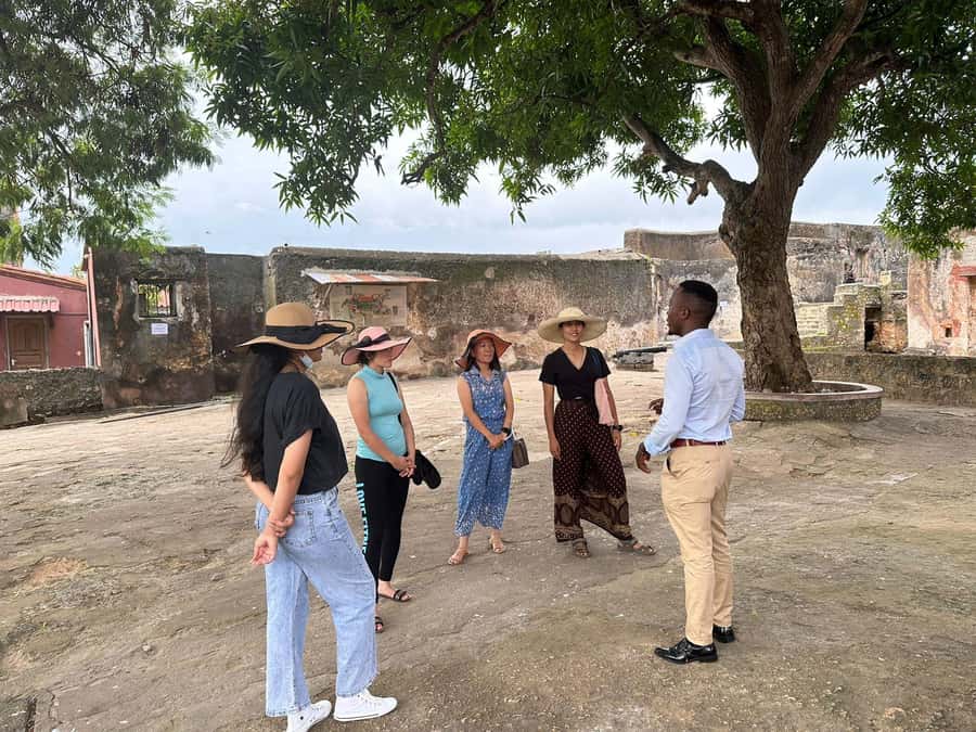 Mombasa walking tour - Walking through Old Town and the old port