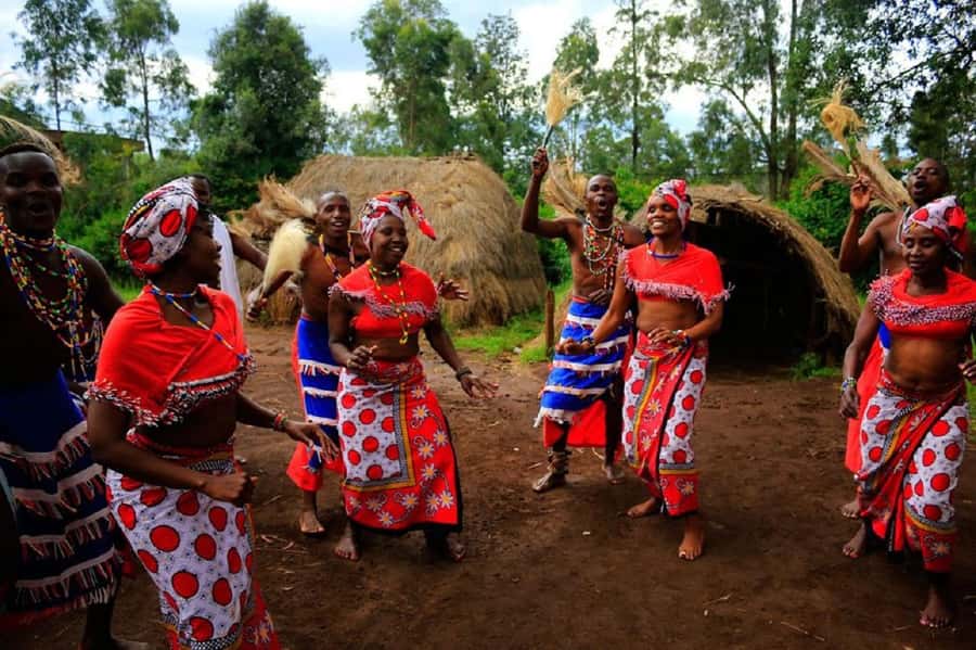Nairobi: Giraffe Center, Beads Factory & Bomas of Kenya Tour - Meeting Rothschild giraffes at the Giraffe Center