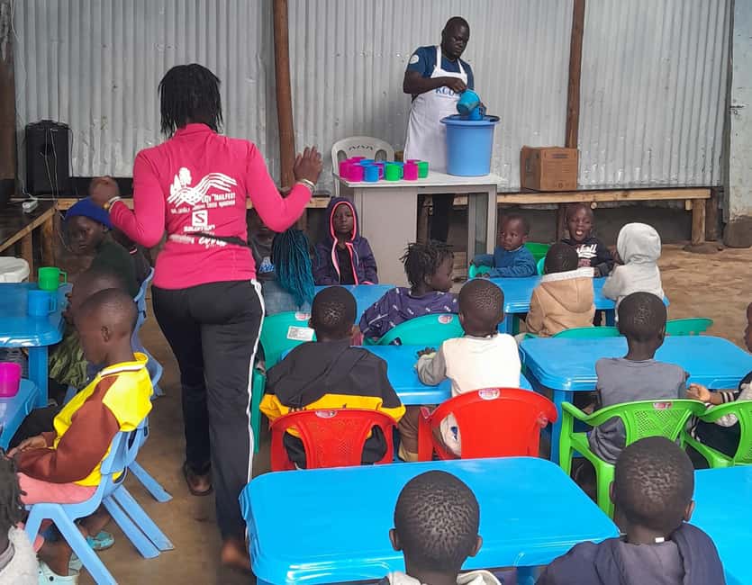 Nairobi: Volunteer at KCOOP Children’s Centre in Kibera Slum - Playing with children while keeping good boundaries