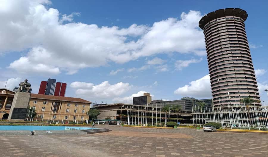 Nairobi Walking Tour, GiraffeCentre & Souvenir Shopping Tour - Golden Eagle Art Gallery and a possible local meal