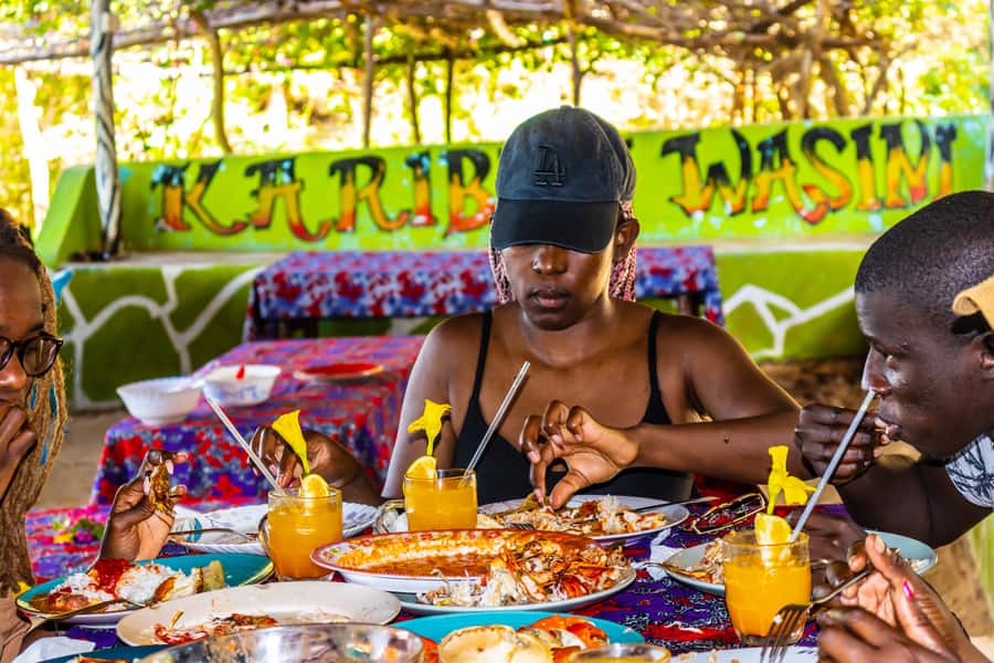 Wasini Island: Dolphin Spotting & Snorkel at Kisite Mpunguti - Seafood lunch on Wasini Island